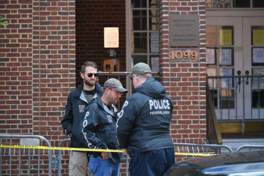 La policía estadounidense vigila la embajada de Venezuela en Washington D. C. el 14 de mayo de 2019. (MANDEL NGAN/AFP vía Getty Images)