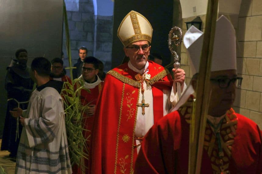 Policía israelí prohibe a cardenal católico acceder al Santo Sepulcro y desata indignación mundial