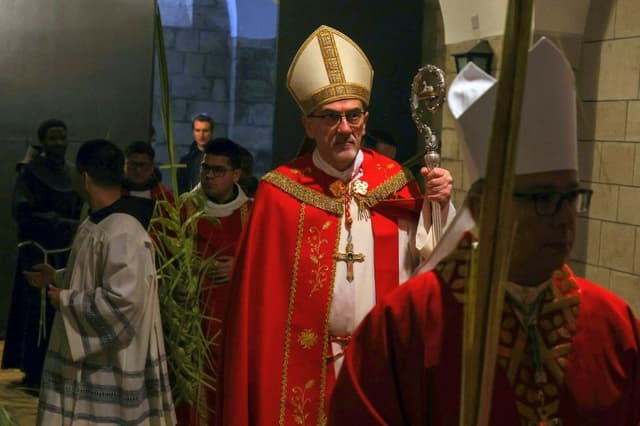 El cardenal Pierbattista Pizzaballa, patriarca latino de Jerusalén, oficia las celebraciones del Domingo de Ramos en la iglesia de San Salvador, en Jerusalén Este, el 29 de marzo de 2026, con un aforo limitado, ya que la policía israelí le impidió entrar en la Iglesia del Santo Sepulcro, cerrada a los fieles debido a las restricciones impuestas por la guerra. (Foto de Simon Beni / Middle East Images / AFP vía Getty Images)
