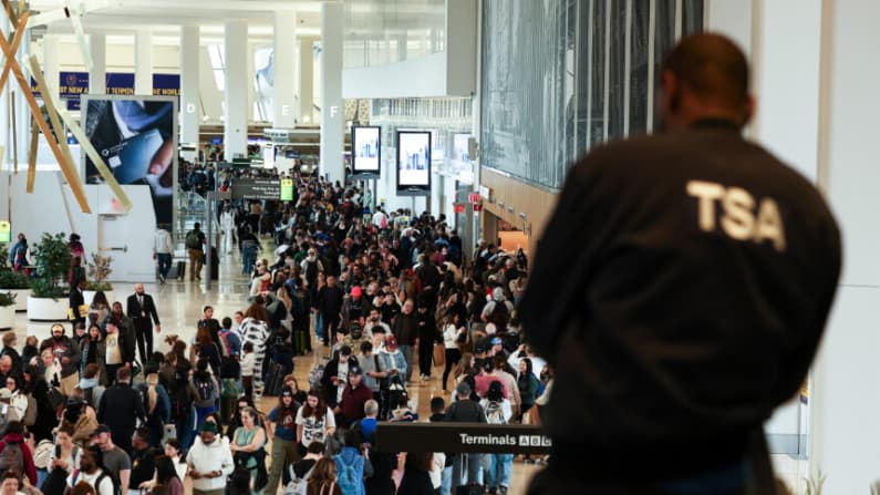 TSA dice que la mayoría de oficiales recibió pagos atrasados mientras se reducen filas en aeropuertos