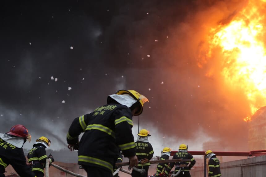 Imagen ilustrativa. Los bomberos combaten un incendio en el lugar de la explosión en Zhangzhou, China. (Getty Images)