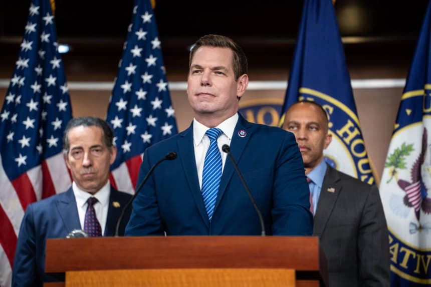 El representante Eric Swalwell (D-Calif.) habla en el Capitolio, en Washington, el 8 de septiembre de 2025. (Madalina Kilroy/The Epoch Times)