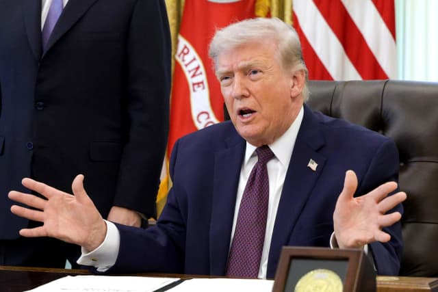 El presidente Donald Trump pronuncia un discurso antes de firmar una orden ejecutiva para limitar el voto por correo en el Despacho Oval de la Casa Blanca el 31 de marzo de 2026. (Alex Wong/Getty Images).
