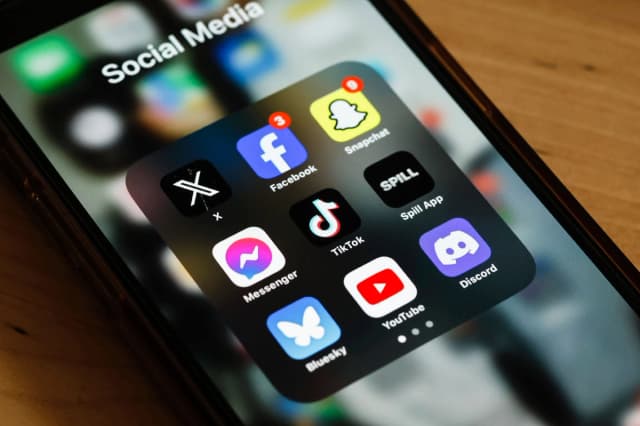 En esta ilustración fotográfica, se ven aplicaciones de redes sociales en un teléfono en la ciudad de Nueva York el 13 de marzo de 2024. (Michael M. Santiago/Getty Images)