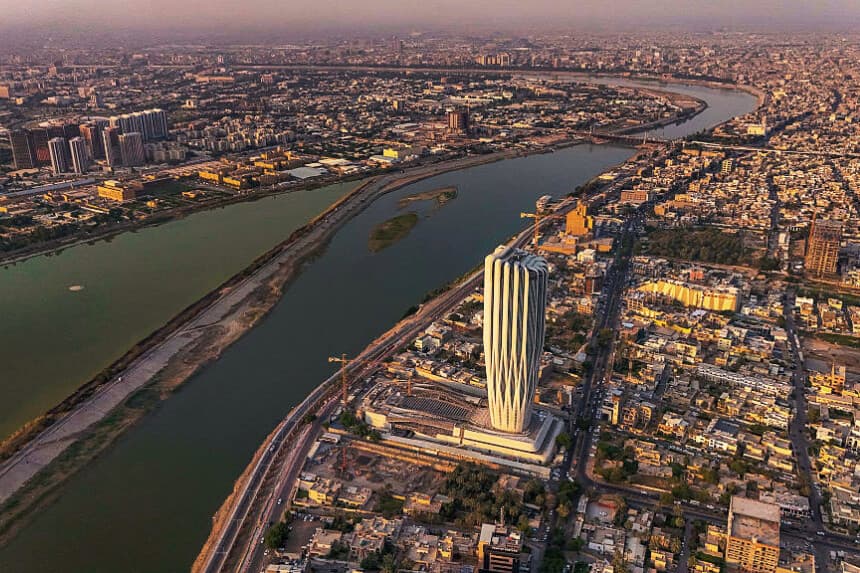Foto aérea de la embajada de EE. UU. en Bagdad junto con las áreas circundantes y el río Tigris, en Bagdad, Irak, el 12 de junio de 2025, tras el anuncio del gobierno de EE. UU. de la evacuación del personal civil de la embajada. (ALI ABDUL WAHID/Middle East Images/AFP vía Getty Images)