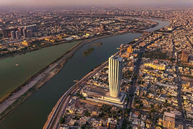 Foto aérea de la embajada de EE. UU. en Bagdad junto con las áreas circundantes y el río Tigris, en Bagdad, Irak, el 12 de junio de 2025, tras el anuncio del gobierno de EE. UU. de la evacuación del personal civil de la embajada. (ALI ABDUL WAHID/Middle East Images/AFP vía Getty Images)