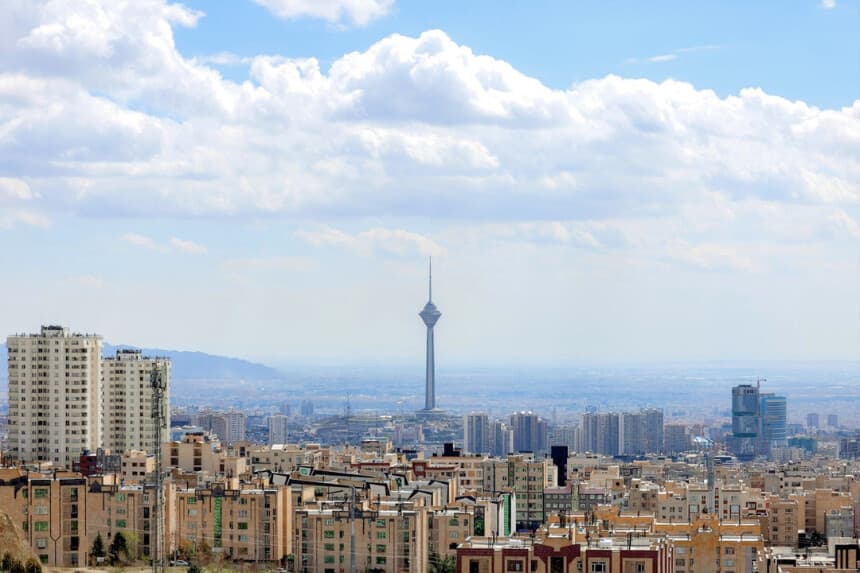La Torre Milad, la más alta de Irán con sus 435 metros, se divisa en el horizonte de Teherán desde un parque con vistas al norte de la capital iraní, el 30 de marzo de 2026. (AFP vía Getty Images).
