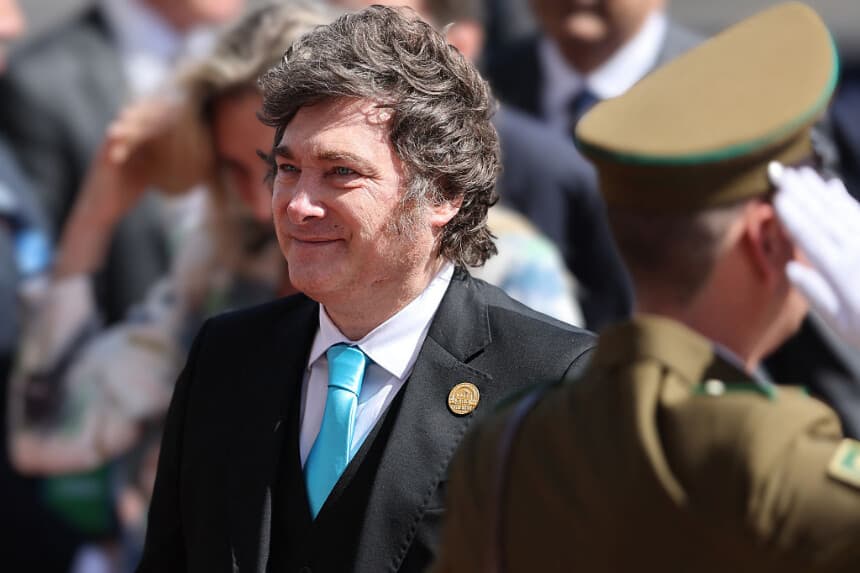 El presidente de Argentina, Javier Milei, llega a la ceremonia de toma de posesión del nuevo presidente de Chile, José Antonio Kast, en el Congreso Nacional de Valparaíso, Chile, el 11 de marzo de 2026. (Javier TORRES / AFP vía Getty Images)