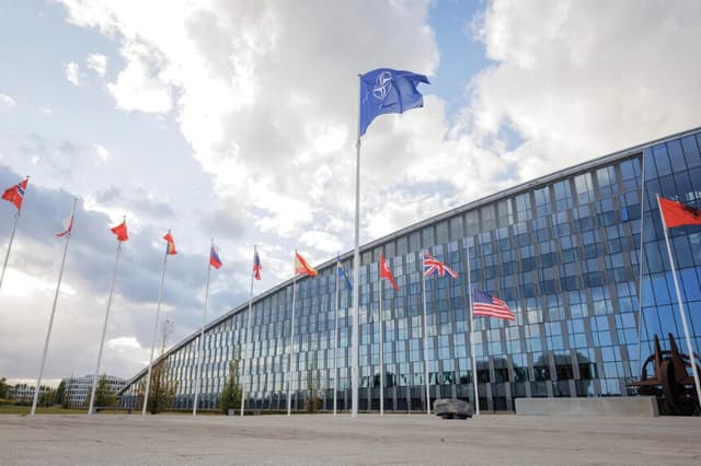 Las banderas de los países miembros de la OTAN ondean en la sede de la OTAN en Bruselas el 12 de septiembre de 2025. (Simon Wohlfahrt/AFP vía Getty Images).