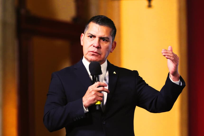 El director general de la aerolínea estatal Mexicana, Leobardo Ávila Bojórquez, habla en una rueda de prensa este miércoles, en el Palacio Nacional de la Ciudad de México (EFE/Mario Guzmán)