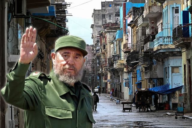 Izq: El presidente cubano Fidel Castro llega a Santa Elena de Uairén, Venezuela, el 13 de agosto de 2001; Fondo: Vista general de una calle de La Habana el 17 de marzo de 2026. Composición de The Epoch Times.(ANDREW ALVAREZ/AFP vía Getty Images; YAMIL LAGE / AFP vía Getty Images)