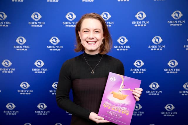 Jacqui Munro disfrutó de la actuación nocturna de Shen Yun en el Sydney Lyric, Australia, el 27 de marzo de 2026. (Créditos: NTD)