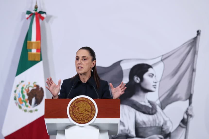 La presidenta de México, Claudia Sheinbaum, habla durante una rueda de prensa este miércoles, en el Palacio Nacional, en Ciudad de México. (EFE/Mario Guzmán)
