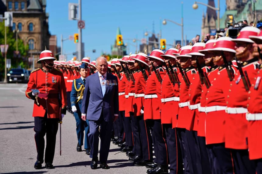 El rey Carlos pasa revista a una guardia de honor en el edificio del Senado de Canadá, en Ottawa, durante una visita real el 27 de mayo de 2025. (Justin Tang/The Canadian Press).