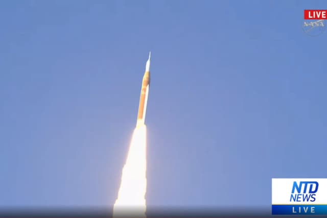 La nave Artemis II despega deL Centro Espacial Kennedy en Florida el 1 de abril de 2026. (Captura de pantalla de video NTD)