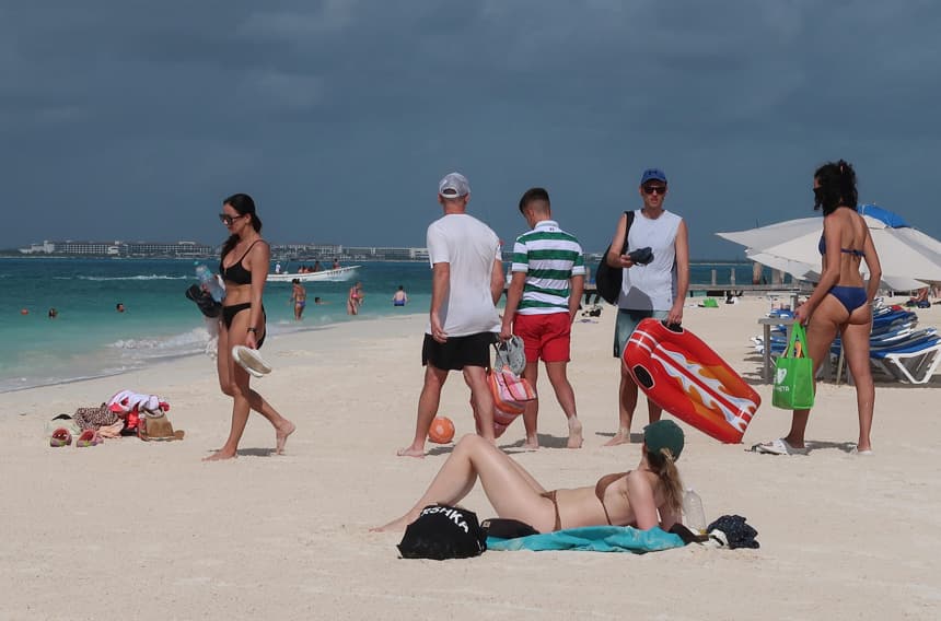Turistas descansan en la playa Isla Mujeres este miércoles, en Quintana Roo (México). Los destinos turísticos de Quintana Roo inician la temporada vacacional de Semana Santa y pascua, una de los más importantes del año, con la proyección de recibir más de 1,2 millones de turistas y una derrama económica de 1.000 millones de dólares. (EFE/ Alonso Cupul)