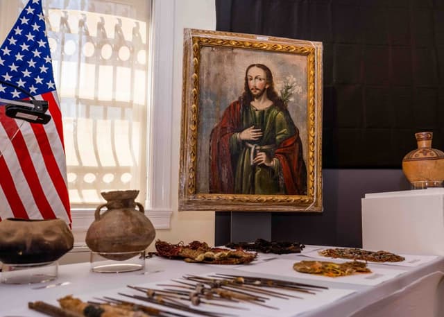 Fotografía sin fecha difundida por el Buró Federal de Investigaciones (FBI) de piezas asociados a culturas precolombinas que fueron devueltas a Perú. (EFE/ FBI)