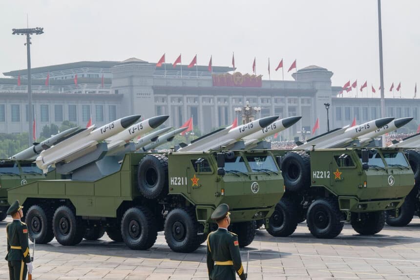 Lanzamisiles chinos durante un desfile militar con motivo del 80.º aniversario del fin de la Segunda Guerra Mundial, en la plaza de Tiananmen de Beijing, el 3 de septiembre de 2025. (Kevin Frayer/Getty Images).