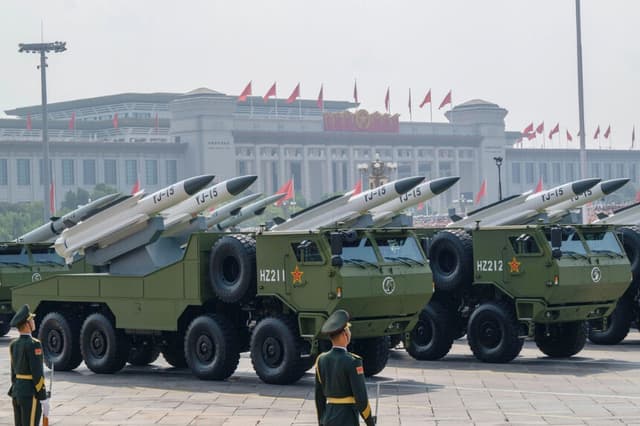 Lanzamisiles chinos durante un desfile militar con motivo del 80.º aniversario del fin de la Segunda Guerra Mundial, en la plaza de Tiananmen de Beijing, el 3 de septiembre de 2025. (Kevin Frayer/Getty Images).