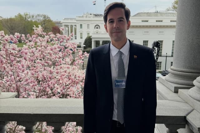 Fotografía tomada de la cuenta oficial en la red social Instagram del viceministro venezolano para Europa y Norteamérica, Oliver Blanco, @oliverblanco posando este miércoles, en Washington, EE.UU. (EFE/ @oliverblanco)