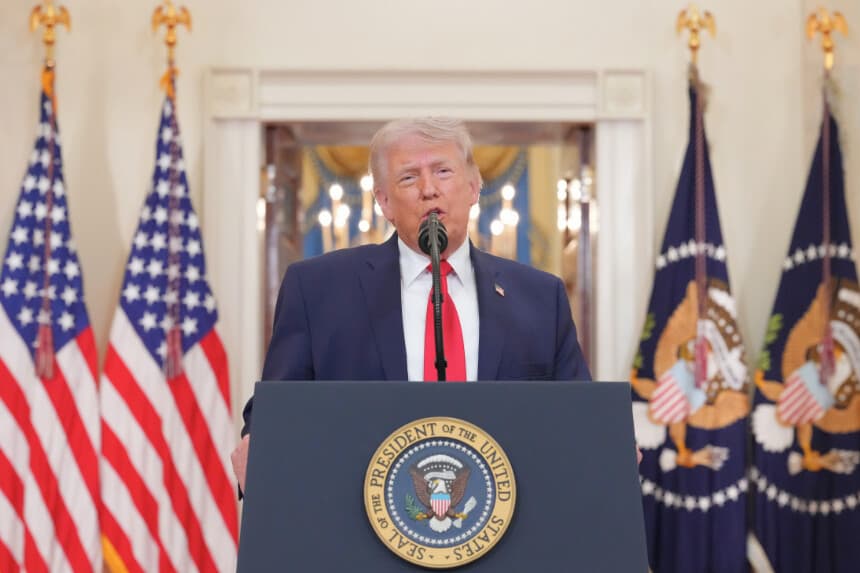 WASHINGTON, D. C. - 1 DE ABRIL: El presidente de Estados Unidos, Donald Trump, pronuncia un discurso desde el Cross Hall de la Casa Blanca el 1 de abril de 2026 en Washington, D. C. Trump aprovechó este discurso en horario de máxima audiencia para informar a la nación sobre la guerra en Irán. (Foto de Alex Brandon-Pool/Getty Images).