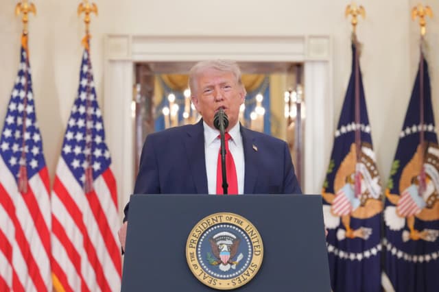WASHINGTON, D. C. - 1 DE ABRIL: El presidente de Estados Unidos, Donald Trump, pronuncia un discurso desde el Cross Hall de la Casa Blanca el 1 de abril de 2026 en Washington, D. C. Trump aprovechó este discurso en horario de máxima audiencia para informar a la nación sobre la guerra en Irán. (Foto de Alex Brandon-Pool/Getty Images).