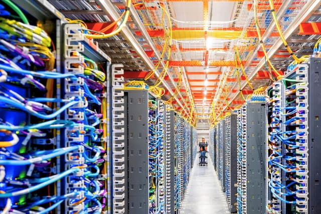 Un técnico trabaja en un centro de datos de inteligencia artificial de Amazon Web Services en New Carlisle, Indiana, el 2 de octubre de 2025. (Noah Berger para AWS/Reuters).