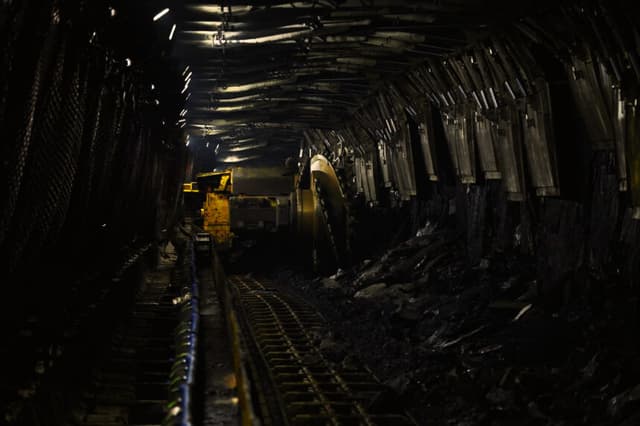 Se observa una máquina cortadora de carbón en las profundidades de la mina de carbón de Xiaobaodang durante una visita de los medios de comunicación a las minas de carbón, cerca de Yulin, en la provincia de Shaanxi, al norte de China, el 26 de abril de 2023. (WANG ZHAO/AFP vía Getty Images)