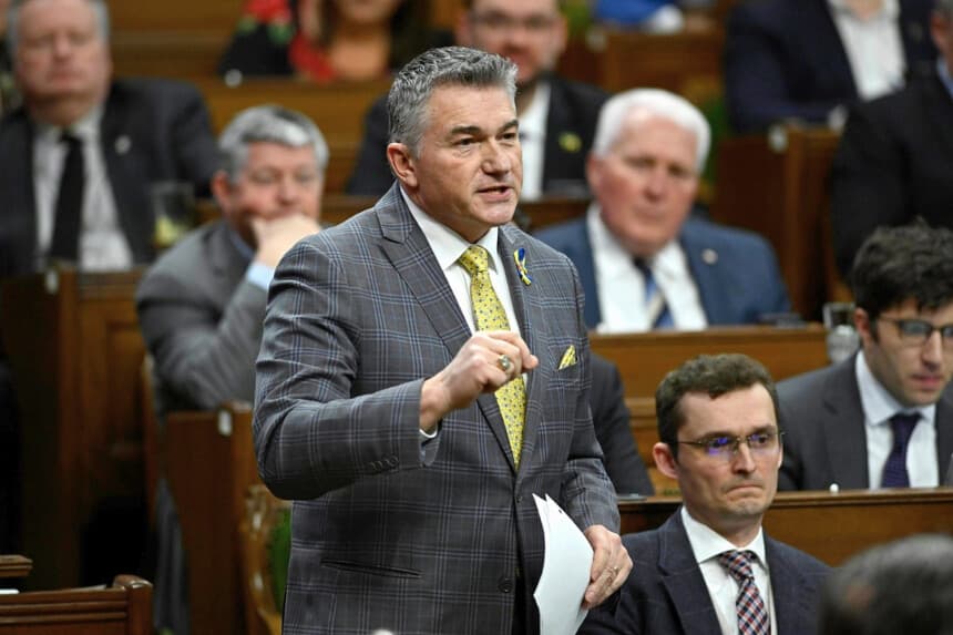 El diputado conservador James Bezan se pone de pie durante el turno de preguntas en la Cámara de los Comunes, en el Parlamento de Ottawa, el 29 de febrero de 2024. (The Canadian Press/Justin Tang).