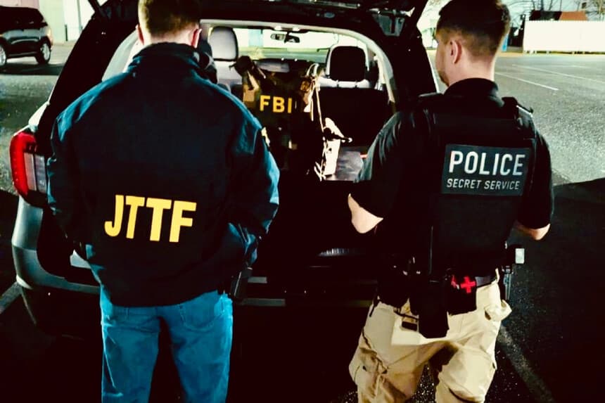 Agentes especiales y agentes de la Fuerza Operativa Conjunta contra el Terrorismo del FBI en el oeste de Massachusetts detuvieron a Andrew D. Emerald, de Great Barrington, Massachusetts, el 1 de abril de 2026, por presuntamente amenazar con herir y matar al presidente Donald Trump. (FBI).