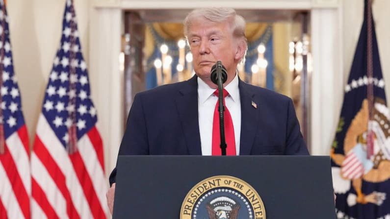 Trump firma un decreto por el que se imponen aranceles del 100 % a determinados medicamentos importados