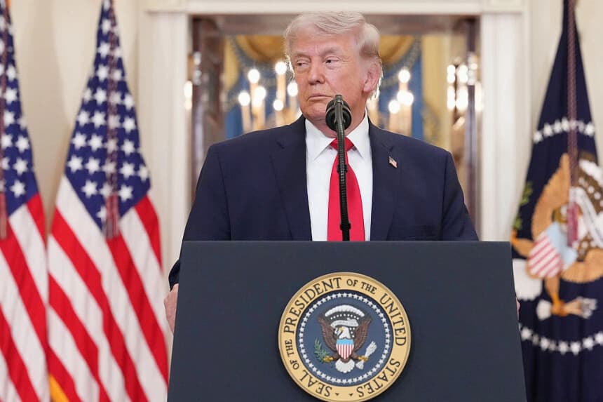 El presidente Donald Trump hace una pausa al terminar su discurso sobre la guerra de Irán desde el Cross Hall de la Casa Blanca en Washington el 1 de abril de 2026. (Alex Brandon-Pool/Getty Images).
