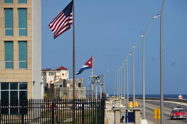 Un auto clásico pasa frente a la Embajada de Estados Unidos en La Habana el 15 de junio de 2022. (Alexandre Meneghini/Reuters).