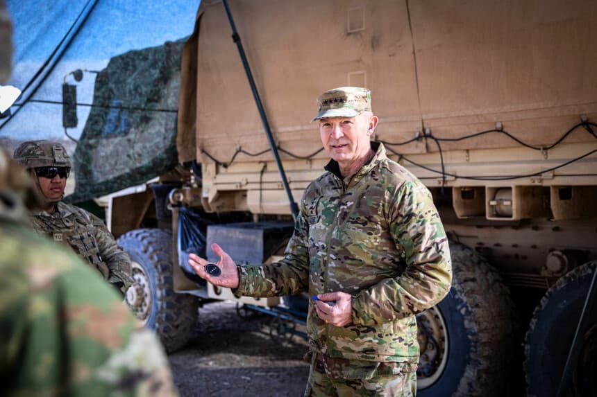 El general Randy George, jefe del Estado Mayor del Ejército, entrega una medalla a un soldado de la Batería Charlie, 2.º Batallón, 77.º Regimiento de Artillería de Campaña, Artillería de la 4.ª División de Infantería, en reconocimiento a su desempeño durante el ejercicio "Ivy Sting 4" en Fort Carson, Colorado, el 3 de febrero de 2026. (Ejército de los EE. UU./Soldado de primera clase Thomas Nguyen).