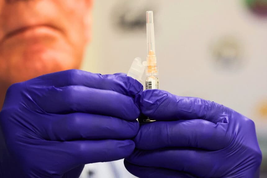 Un farmacéutico prepara una vacuna contra COVID-19 de Pfizer-BioNTech en Los Ángeles el 24 de octubre de 2025. (Patrick T. Fallon/AFP vía Getty Images).