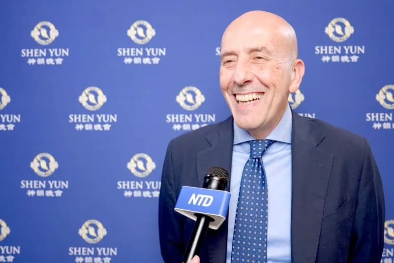 Sergio Rastrelli, senador italiano por la región de Campania, tras presenciar Shen Yun 2026 en Avellino, Italia. (Captura de video NTD)
