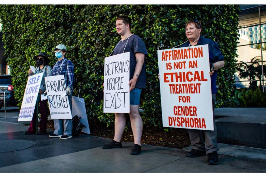 Manifestantes en el Día de Concientización sobre la Detransición en Los Ángeles el 12 de marzo de 2022. (ohn Fredricks/The Epoch Times)