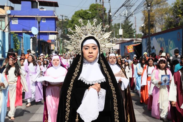 Personas participan en el viacrusis de Semana Santa este viernes 3 de abril de 2026 en la Ciudad de México (México). EFE/ Mario Guzmán)
