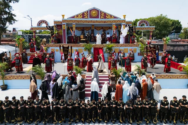 Fotografía aérea que muestra a personas escenificando la Pasión de Cristo durante la celebración del viacrucis de Viernes Santo en su 183º edición, la primera desde que la Unesco la declaró como Patrimonio Cultural Inmaterial de la Humanidad, este viernes 3 de abril de 2026 en la alcaldía Iztapalapa de la Ciudad de México, México. (EFE/Tomás Pérez)