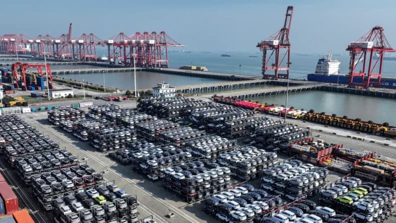 Senadores instan a Trump a prohibir los autos chinos antes de su viaje a Beijing
