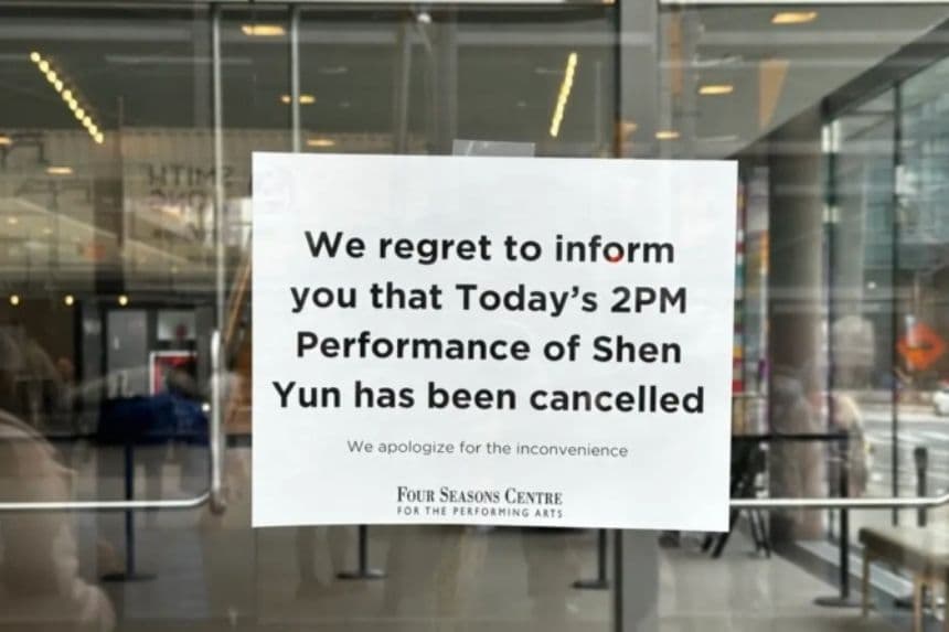 Un cartel colocado en el Four Seasons Centre for the Performing Arts de Toronto el 29 de marzo de 2026 informa a los espectadores de que la función del domingo de Shen Yun ha sido cancelada. (The Epoch Times)