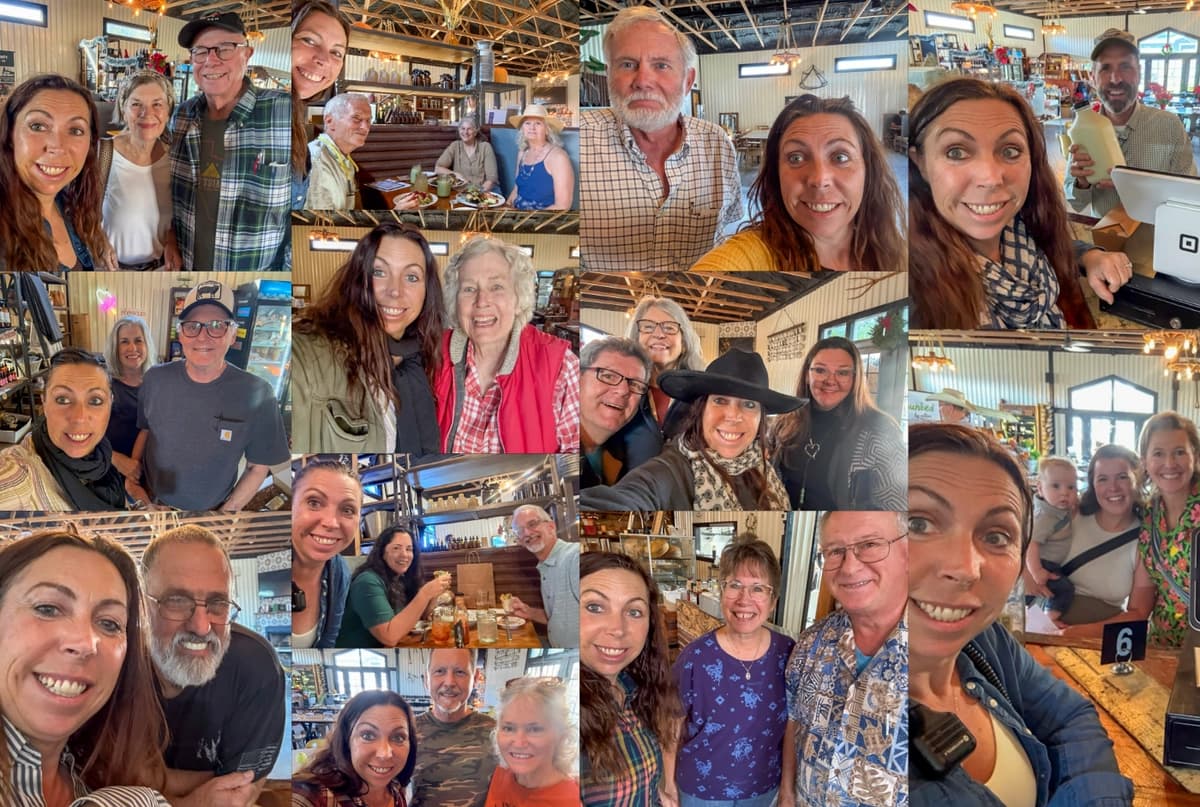 La autora se reúne con lectores de Epoch Times que viajaron a Sovereignty Ranch en Bandera, Texas. (Cortesía de Mollie Engelhart).