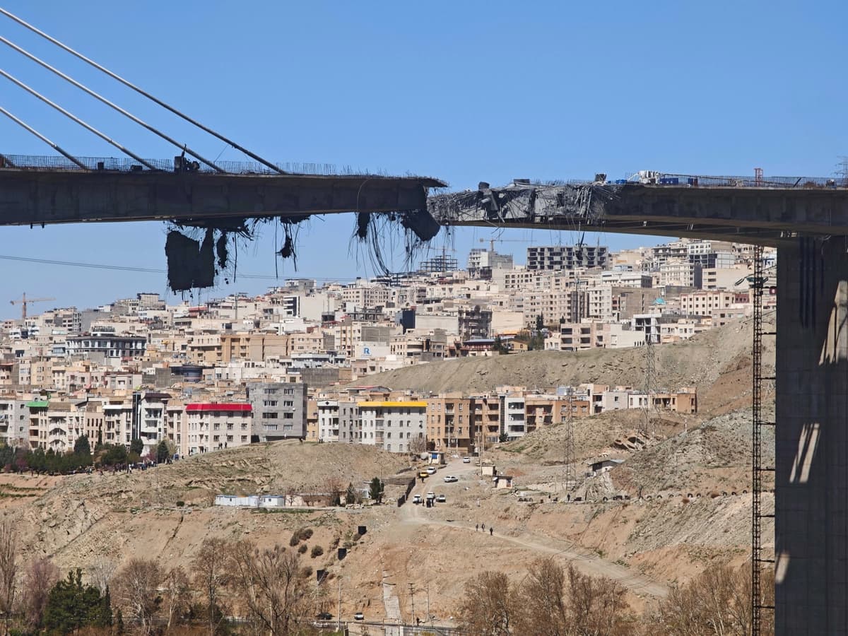 Hormigón y barras de refuerzo cuelgan de un puente B1 dañado, un día después de haber sido destruido por un ataque aéreo, al oeste de Teherán, en Karaj, Irán, el 3 de abril de 2026. (Majid Saeedi/Getty Images).
