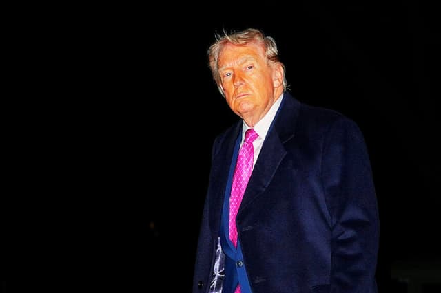 El presidente de EE. UU., Donald Trump, camina por el Jardín Sur al regresar a la Casa Blanca en Washington, D.C., el 29 de marzo de 2026. (Ken CEDENO / AFP vía Getty Images)