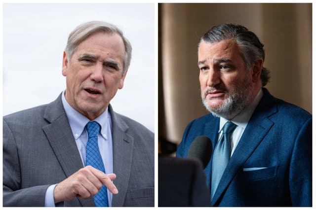 (Izquierda) El senador Jeff Merkley (D-Ore.) frente al Capitolio de Estados Unidos, el 22 de marzo de 2024. (Derecha) El senador Ted Cruz (R-Texas) en Washington, el 28 de enero de 2026. (Madalina Kilroy/The Epoch Times)