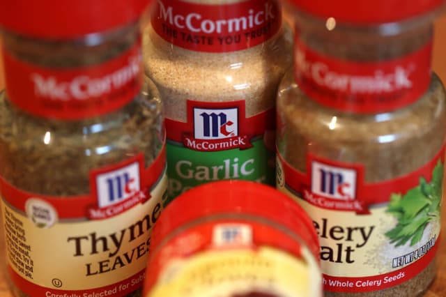 En esta ilustración fotográfica, se muestran las especias de McCormick el 28 de marzo de 2023 en San Anselmo, California. (Ilustración fotográfica de Justin Sullivan/Getty Images)