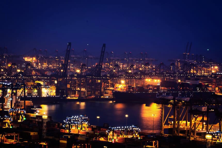 Se ven buques portacontenedores de CMA CGM atracados en las Terminales Internacionales de Contenedores de Yantian mientras las luces del puerto brillan en la noche del 11 de abril de 2025 en Shenzhen, China. (Cheng Xin/Getty Images)