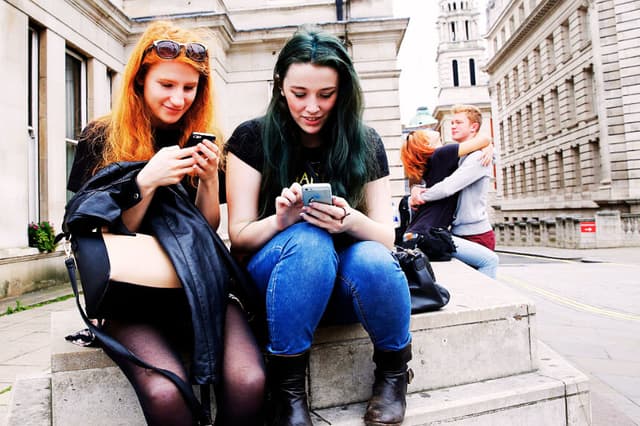 Samantha y Jess juegan a Pokémon Go, un juego para móviles que se ha convertido en un fenómeno global, el día después de su lanzamiento en el Reino Unido el 15 de julio de 2016 en Trafalgar Square, Londres, Inglaterra. (Olivia Harris/Getty Images)