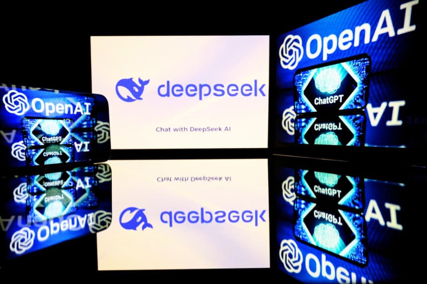 Esta fotografía ilustrativa muestra pantallas con el logotipo de DeepSeek, una empresa china de inteligencia artificial que desarrolla modelos de lenguaje de gran tamaño de código abierto, y el logotipo del chatbot de inteligencia artificial ChatGPT de OpenAI, el 29 de enero de 2025 en Toulouse, al suroeste de Francia. (LIONEL BONAVENTURE/AFP vía Getty Images)
