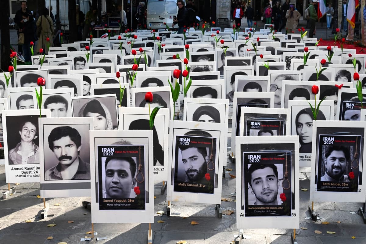 Retratos de personas ejecutadas por el gobierno de la República Islámica de Irán, exhibidos durante una manifestación de asociaciones franco-iraníes, incluido el Comité de Apoyo a los Derechos Humanos en Irán, un día después del Día Mundial contra la Pena de Muerte, en el centro de París, el 11 de octubre de 2025. (Martin Lelievre/AFP vía Getty Images)